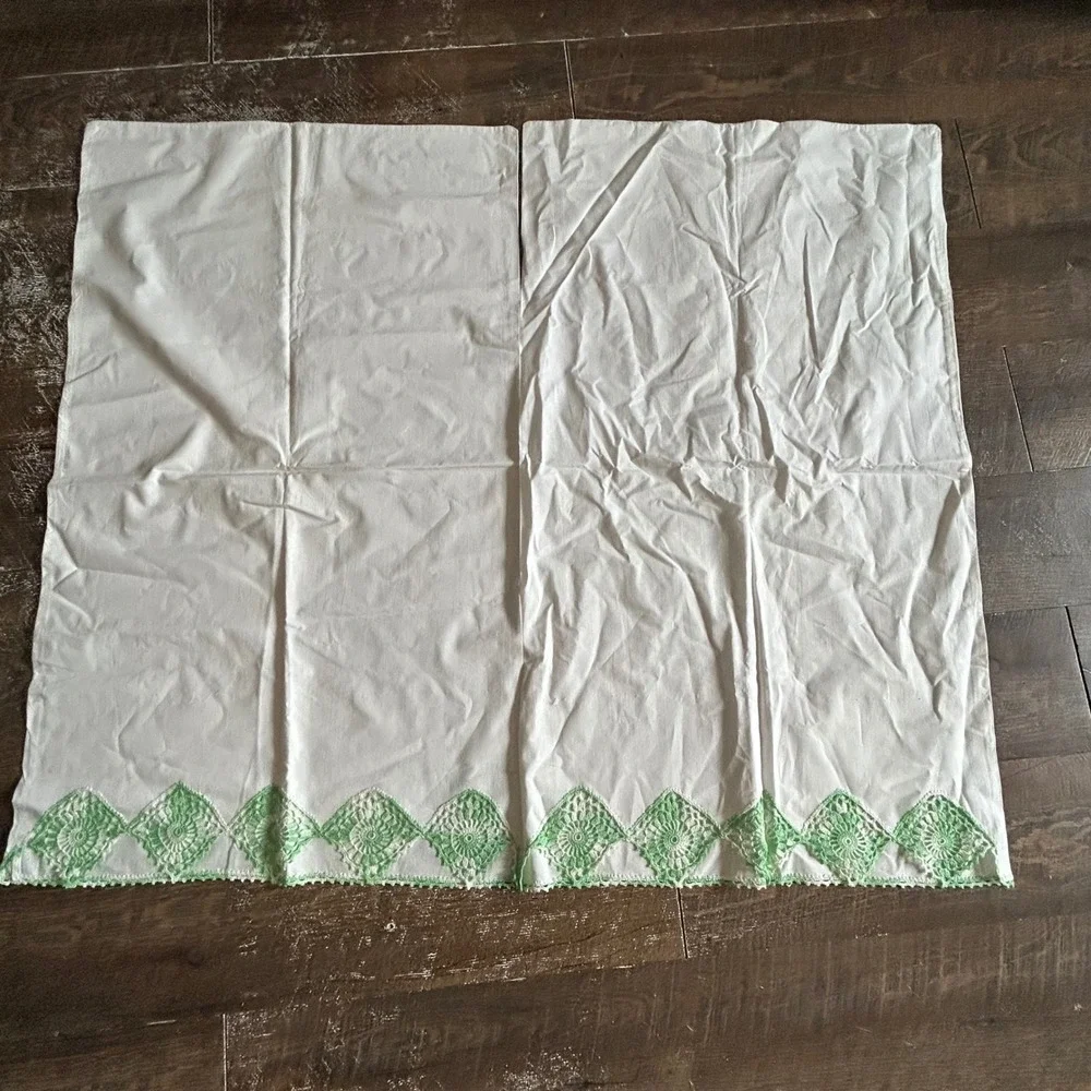 Vintage White Cotton Pillowcases Green Crochet Lace Border Set of 2 Standard